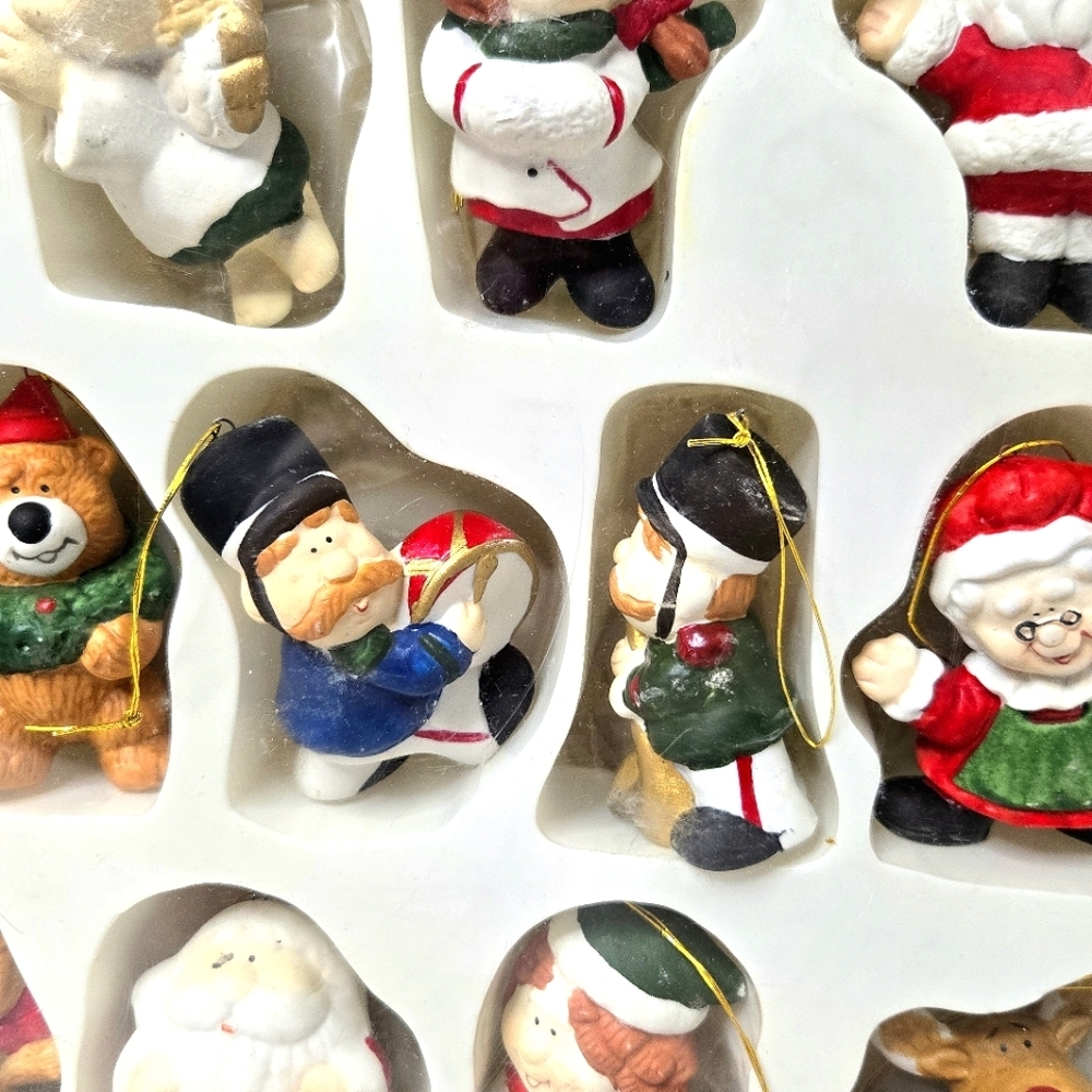 Holiday Classics 24-piece Christmas Ornament Set. - Picture 6 of 12